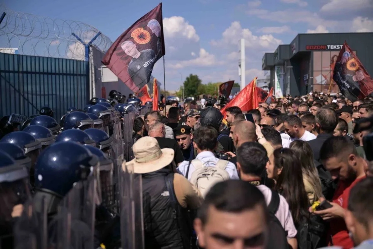 Κόσοβο: Οργή στην Πρίστινα για την καταδίκη Θάτσι – Επεισόδια έξω από την EULEX