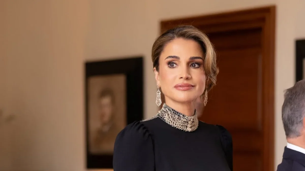 Queen Rania: Το business look στο Παρίσι που επιβεβαιώνει το αψεγάδιαστο στιλ της