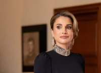 Queen Rania: Το business look στο Παρίσι που επιβεβαιώνει το αψεγάδιαστο στιλ της