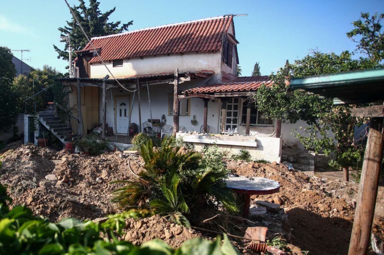 Τυλιγμένα σε νάιλον στο υπόγειο του σπιτιού βρέθηκαν τα οστά της ηλικιωμένης στον Μαραθώνα