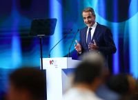 Η μάχη των €1.000: Ο Μητσοτάκης αλλάζει το γήπεδο από την ακρίβεια στο εισόδημα