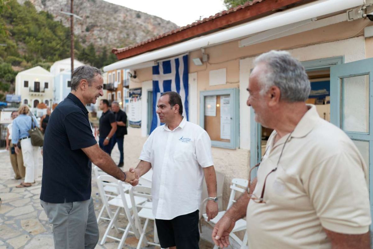 Υποδοχή Μητσοτάκη στο Καστελλόριζο: Μίλησε με πολίτες-Θα πραγματοποιήσει τριήμερη επίσκεψη