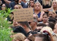 Λαϊκή αγρυπνία για τον Γιώργο Μαζωνάκη: Ποιοι τον αποχαιρέτησαν [vid]