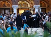 Μαζωνάκης: Ράγισαν καρδιές στη Νίκαια μόλις έφτασε η σορός -“Αθάνατος”, φώναζε ο κόσμος στη λαϊκή αγρυπνία