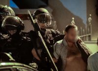 Αίσιο τέλος στην ομηρία στη Νίκαια:  Η στιγμή της απομάκρυνσης του πρωταγωνιστή του επεισοδίου