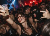 Σκάνδαλο: 7 φοιτητές βίαζαν για ώρες μεθυσμένη 20χρονη που αποκαλούσαν «διαθέσιμο αιδοίο»