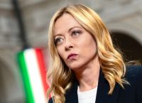 Η Μελόνι βάζει πετρελαϊκούς κολοσσούς στο παιχνίδι: «Ταβάνι» στα καύσιμα πριν έρθει ο φόρος στα υπερκέρδη