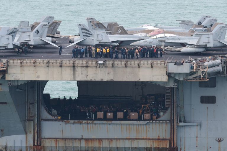 Το USS Abraham Lincoln αποχωρεί από την Ταϊλάνδη μετά από εννέα μήνες