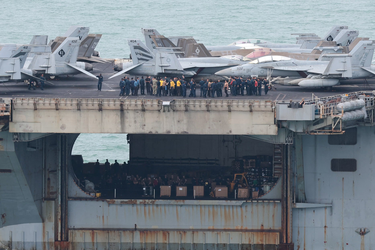 Το USS Abraham Lincoln αποχωρεί από την Ταϊλάνδη μετά από εννέα μήνες