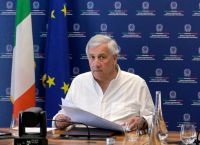 Ιταλία: «Δεν είναι υπουργός είναι meme» – Σάλος με τη δήλωση Ταγιάνι για το «μήκος της φούστας» των γυναικών