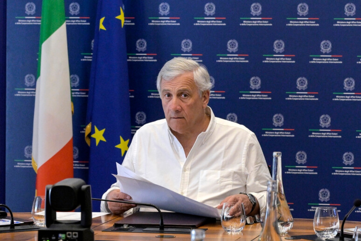 Ιταλία: «Δεν είναι υπουργός είναι meme» – Σάλος με τη δήλωση Ταγιάνι για το «μήκος της φούστας» των γυναικών