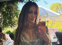Jennifer Lopez: Στα 57 της εντυπωσιάζει με ολόσωμο μαγιό στις διακοπές της