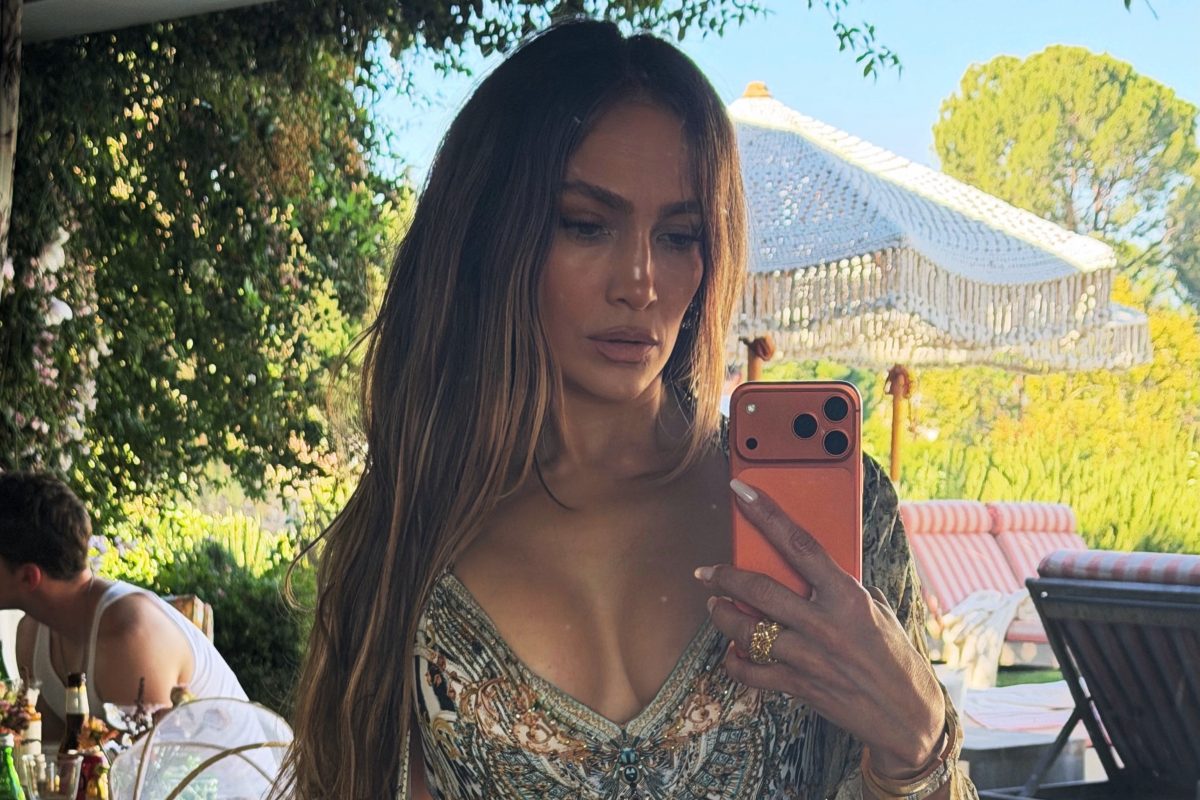 Jennifer Lopez: Στα 57 της εντυπωσιάζει με ολόσωμο μαγιό στις διακοπές της