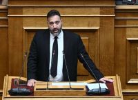 «Φωτιά» στη Βουλή για τη «Συμμαχία Ελλήνων»: Μανούσος «ουσιαστικά την εκπροσωπώ» – Έκρηξη ΚΚΕ και Πλεύσης