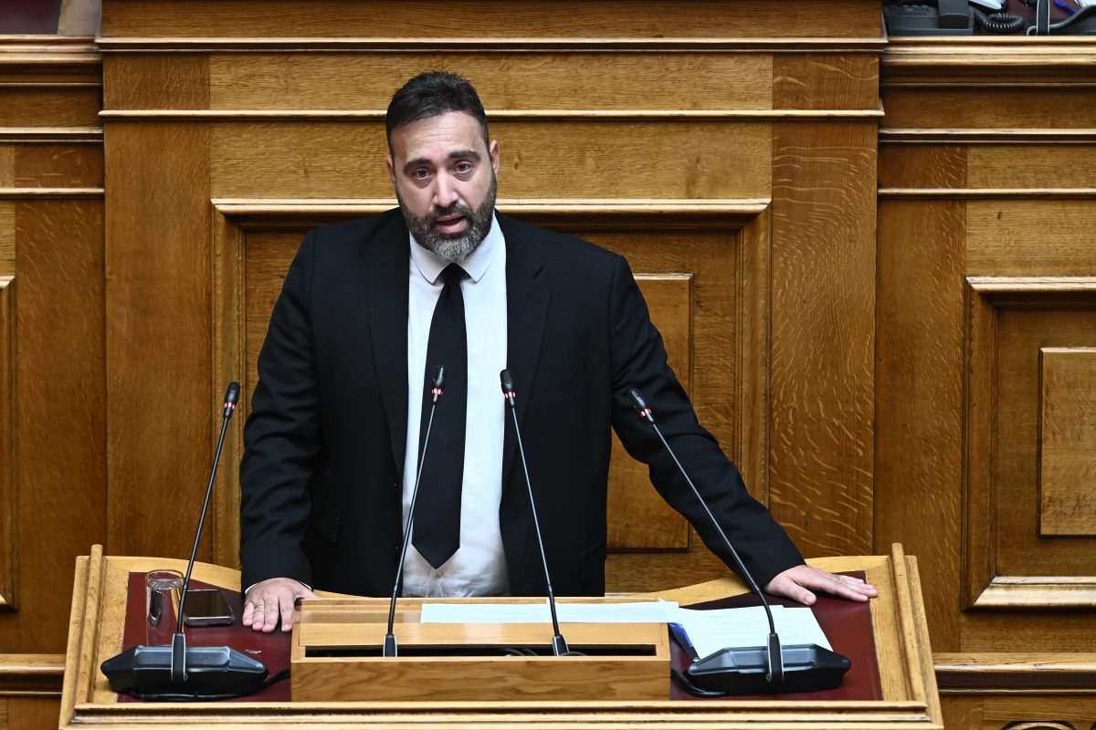 «Φωτιά» στη Βουλή για τη «Συμμαχία Ελλήνων»: Μανούσος «ουσιαστικά την εκπροσωπώ» – Έκρηξη ΚΚΕ και Πλεύσης