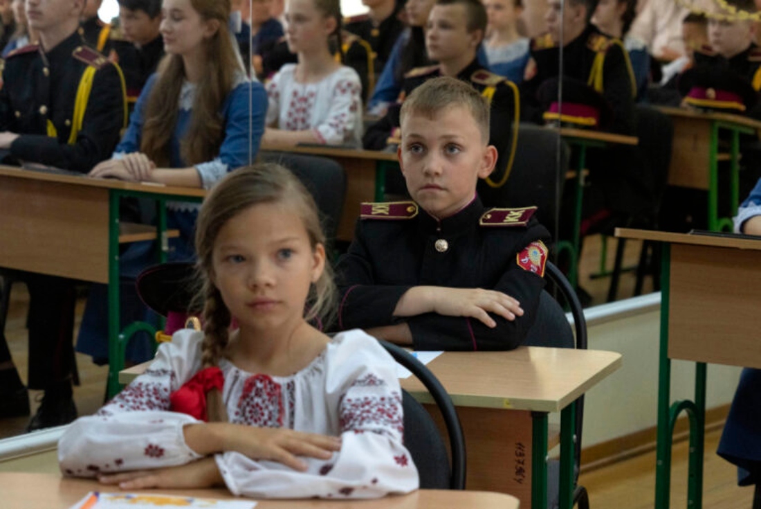 Η Ρωσία του Πούτιν έχασε σχεδόν τα μισά σχολεία της – Προπαγάνδα πολέμου στα υπόλοιπα