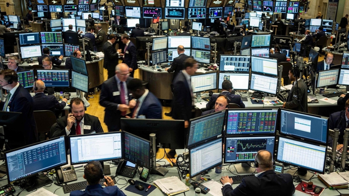 Wall: S&P στις 7,686 – Η Anthropic επενδύει $518 δισ. για AI υποδομές – Η Nvidia θέλει να συνεχίσει ανοδικά