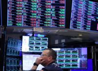 Η Fed ανέβασε τα επιτόκια, αλλά τα πετροδολάρια δεν γυρίζουν στη Wall Street – Το νέο παιχνίδι του Κόλπου