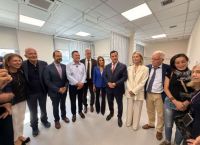 Άδωνις στον Βόλο: Τους «τρόλαρε» με το «Εμπρός λαέ»–Και μετά τους απάντησε με €31 εκατ. και 822 εργαζομένους