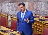 Άδωνις στη Βουλή: «Το δέχομαι, αδικούνται γιατροί» – Ανοίγει τώρα τον δρόμο για εξειδίκευση στο ΕΣΥ