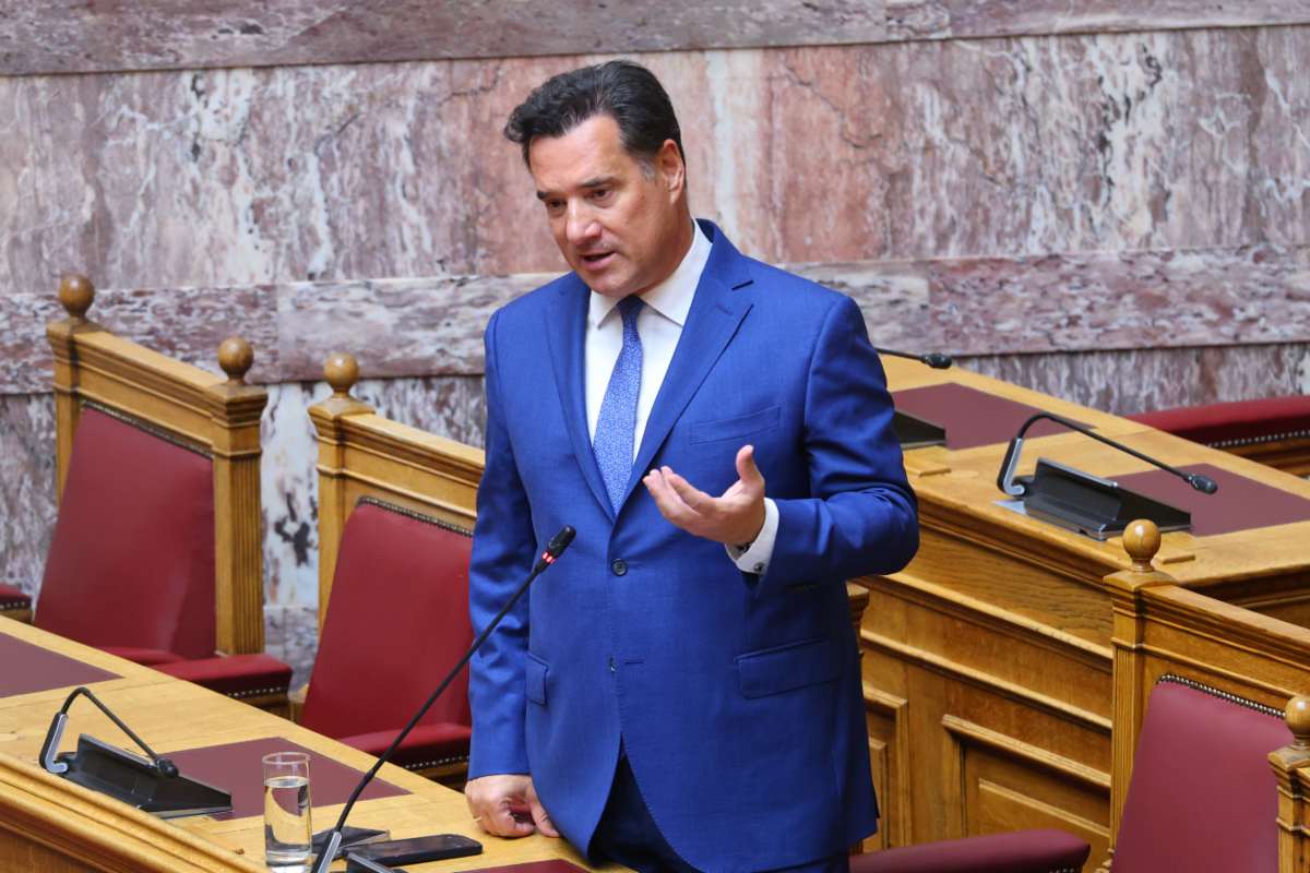 Άδωνις στη Βουλή: «Το δέχομαι, αδικούνται γιατροί» – Ανοίγει τώρα τον δρόμο για εξειδίκευση στο ΕΣΥ
