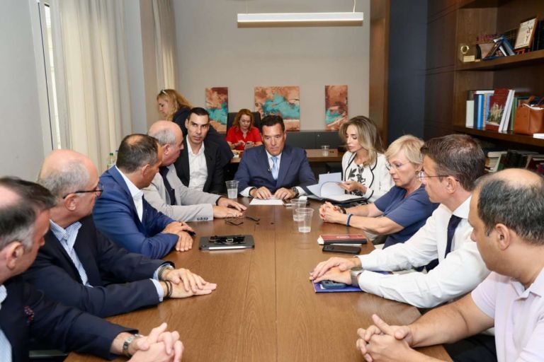 Ο Άδωνις ανοίγει όλα τα χαρτιά με τους γιατρούς: Δύο ώρες στο τραπέζι με τον ΙΣΘ πριν τη ΔΕΘ