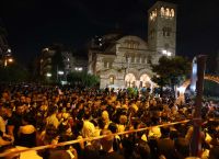 Ολονυχτία στο λαϊκό προσκύνημα του Μαζωνάκη: Δάκρυα, τραγούδια και συγκίνηση στο τελευταίο αντίο