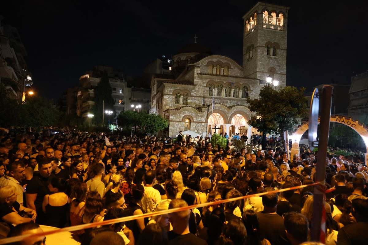 Ολονυχτία στο λαϊκό προσκύνημα του Μαζωνάκη: Δάκρυα, τραγούδια και συγκίνηση στο τελευταίο αντίο