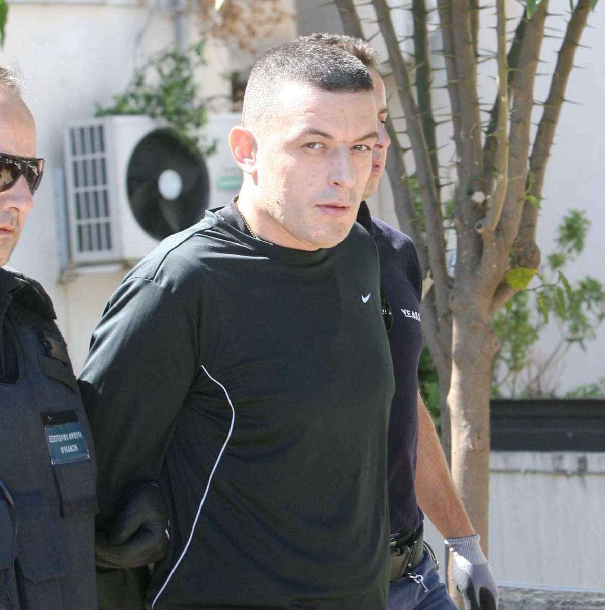 Δραπέτης κηρύχθηκε από τις Αρχές ο Αλκέτ Ριζάι – Εμπλέκεται στους πυροβολισμούς σε beach bar στην Ανάβυσσο
