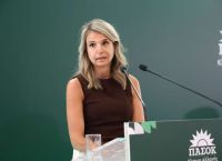 Αποστολάκη: «Από τη δεύτερη θέση δεν αλλάζει κανείς τη χώρα» – Μέτωπο με Τσίπρα, Τέμπη και καύσιμα