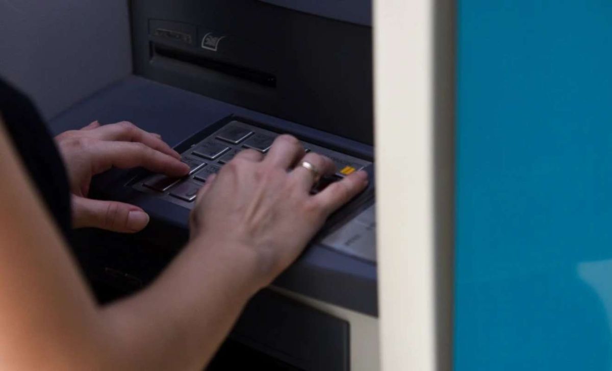 Επίδομα 400 ευρώ: Πότε μπαίνουν τα χρήματα – Ποιοι είναι οι δικαιούχοι και τι πρέπει να γνωρίζουν
