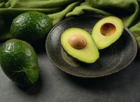 «Avocado hand»: Γιατί το κόψιμο ενός αβοκάντο μπορεί να γίνει επικίνδυνο