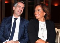 Μητέρα και γιος χτυπούν καμπανάκι στο Μαξίμου: «Ξεκαβαλικέψτε» – «Ο κόσμος το έχει τούμπανο»