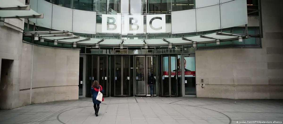 BBC: Στον αέρα κανάλια και υπηρεσίες – Ορατός ο κίνδυνος λουκέτου
