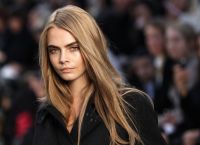 Cara Delevingne: Topless στο κρεβάτι με τη γάτα της – «Αγκαλίτσες» και απόλυτη ηρεμία [pic]