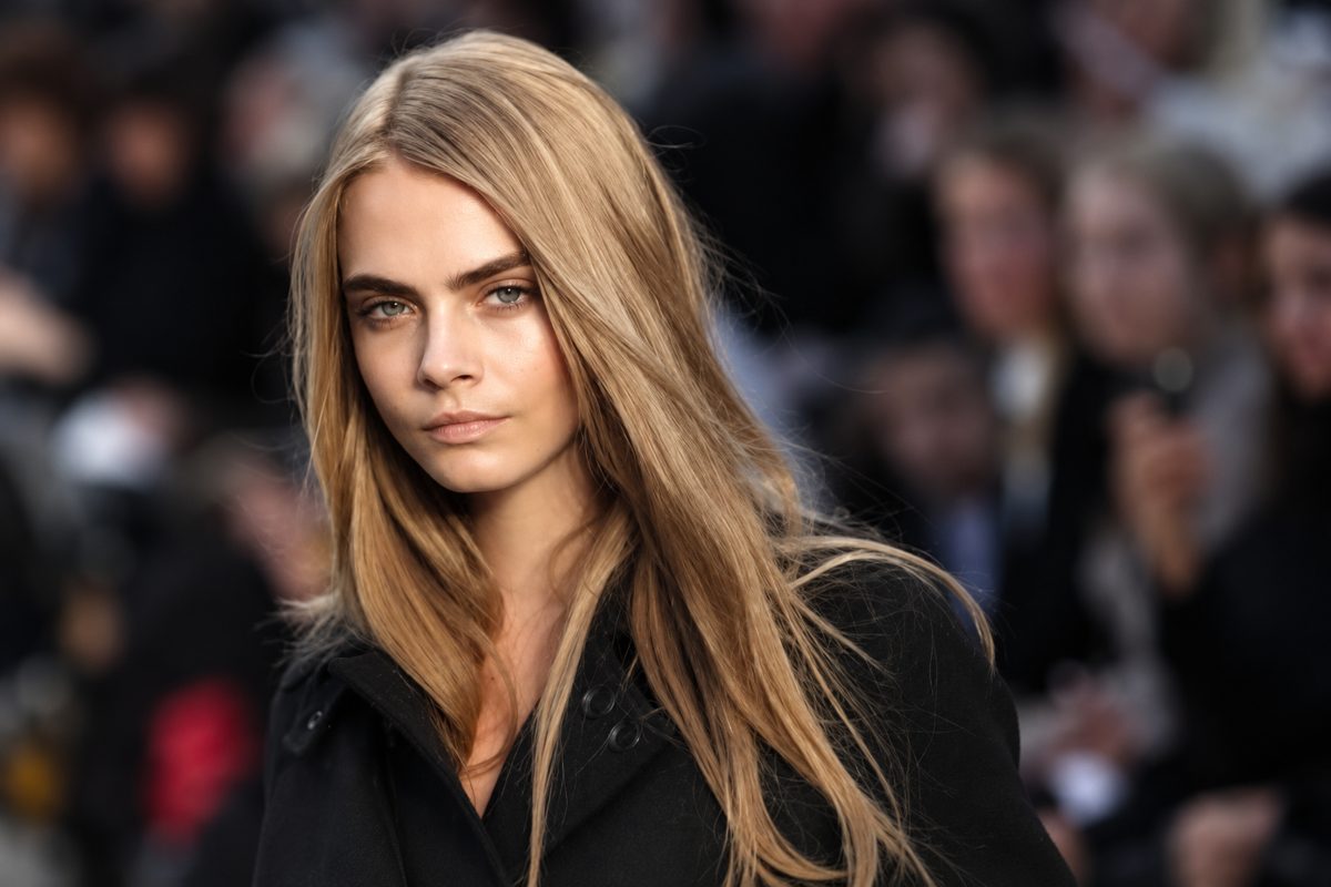 Cara Delevingne: Topless στο κρεβάτι με τη γάτα της – «Αγκαλίτσες» και απόλυτη ηρεμία [pic]