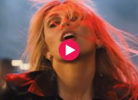 Η Miley επιστρέφει με το «Bass Persuades» και νέο pop σύμπαν