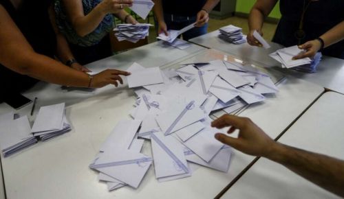 Opinion Poll: ΝΔ 31%, ΕΛΑΣ 15,9%, ΠΑΣΟΚ 12,1% – Η ακρίβεια και το «κανένας» αλλάζουν το πολιτικό παιχνίδι