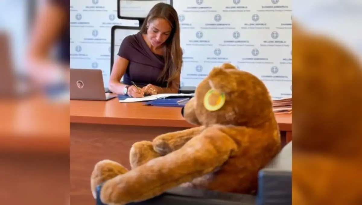 Τι κάνει ένας τεράστιος αρκούδος στο Υπουργείο; Το απρόσμενο «δώρο» που πήρε μαζί της η Δόμνα Μιχαηλίδου