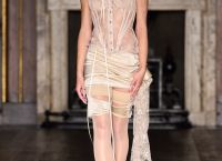 London Fashion Week: Οι κορσέδες βγαίνουν από το υπνοδωμάτιο και κατακτούν την πασαρέλα