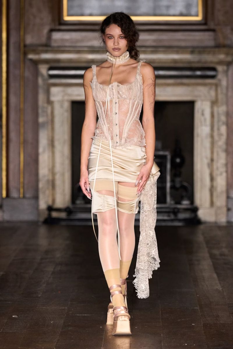 London Fashion Week: Οι κορσέδες βγαίνουν από το υπνοδωμάτιο και κατακτούν την πασαρέλα
