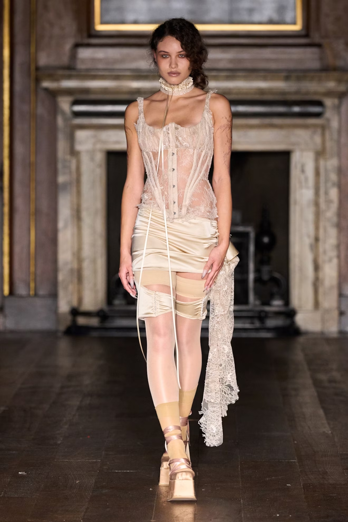 London Fashion Week: Οι κορσέδες βγαίνουν από το υπνοδωμάτιο και κατακτούν την πασαρέλα