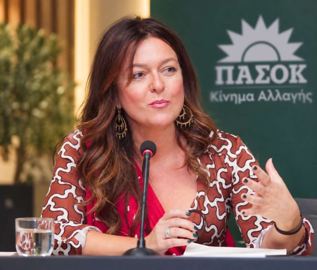 Κέλλυ Σταμούλη: Από το «ερωτικό χαμόγελο» του Τσίπρα στο… «ζαχαρούχο γάλα» Ανδρουλάκη
