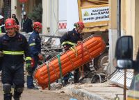Έκρηξη Πλάκα: Εντοπίστηκαν άλλες δύο σοροί στο κτίριο που κατέρρευσε – Βρέθηκε και το ζευγάρι των ηλικιωμένων
