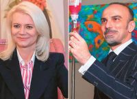 Κολωνάκι: Η χλιδάτη ζωή των δύο γιατρών – Παντού επώνυμα, πανάκριβα κοσμήματα και πολυτελή αυτοκίνητα