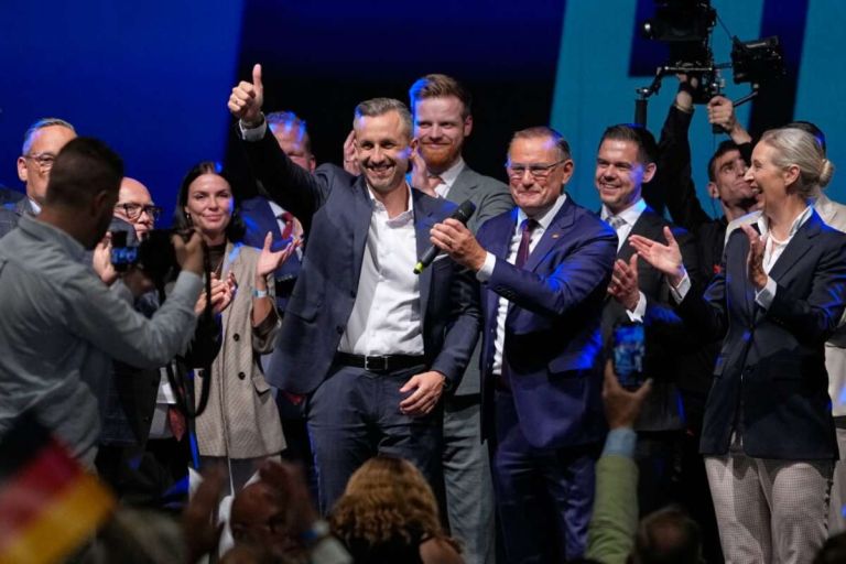 Σοκ στη Γερμανία: Το AfD στο 43,8% αλλάζει το παιχνίδι στην Ευρώπη – Πανηγυρίζει ο Όρμπαν