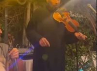 Γιώργος Μαζωνάκης: Συγκίνηση στο τελευταίο αντίο–Ο πρώτος βιολιστής του, παπά Στρατής,έπαιξε το «Μου λείπεις»