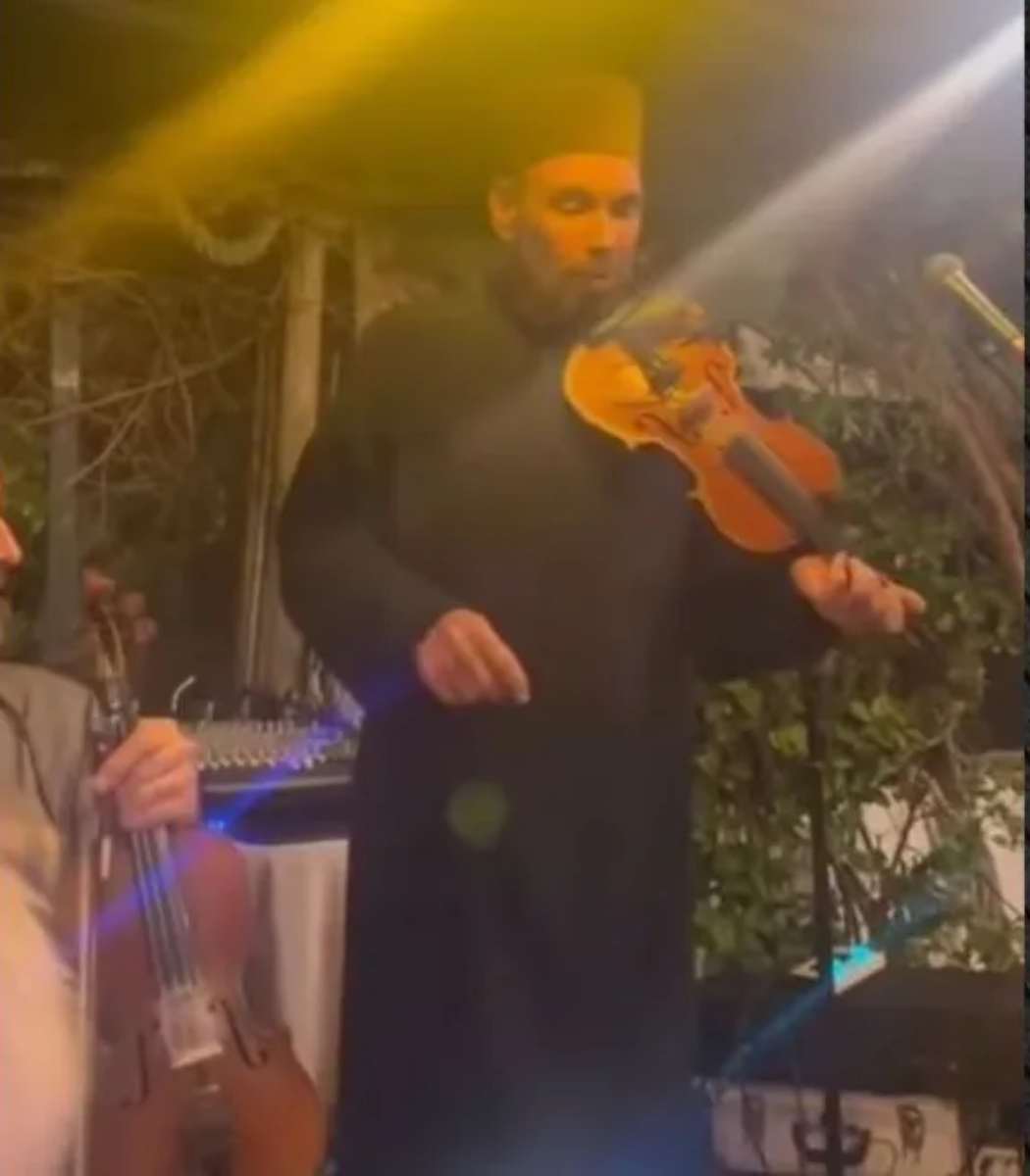 Γιώργος Μαζωνάκης: Συγκίνηση στο τελευταίο αντίο–Ο πρώτος βιολιστής του, παπά Στρατής,έπαιξε το «Μου λείπεις»