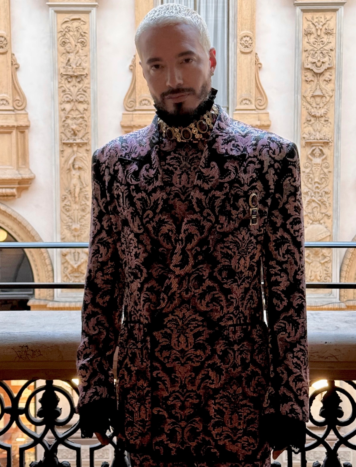 J Balvin: Έκλεψε την παράσταση στο Μιλάνο με βασιλικό Dolce & Gabbana look