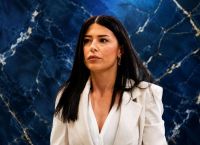 Η Λατινοπούλου «τρολάρει» τη ΔΕΘ: «Έρχονται με πούλμαν από Αθήνα για να γεμίσει το Βελλίδειο»